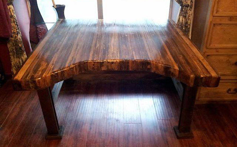 Photo of finished pallet desk by Jerry